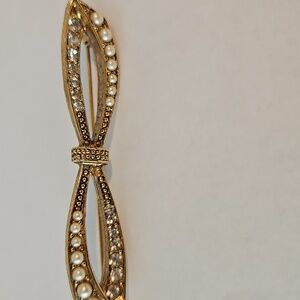 Elegant Gold Bow Brooch with Pearls
